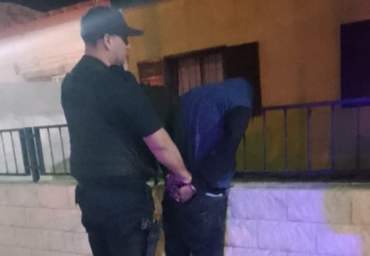 Atrapó al ladrón que le forzó la puerta del auto para robarle la billetera 