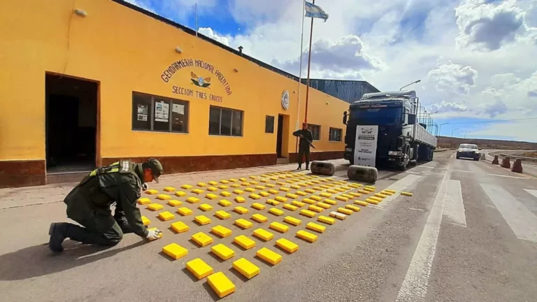 Un camionero llevaba 136 kilos de cocaína y lo detuvieron