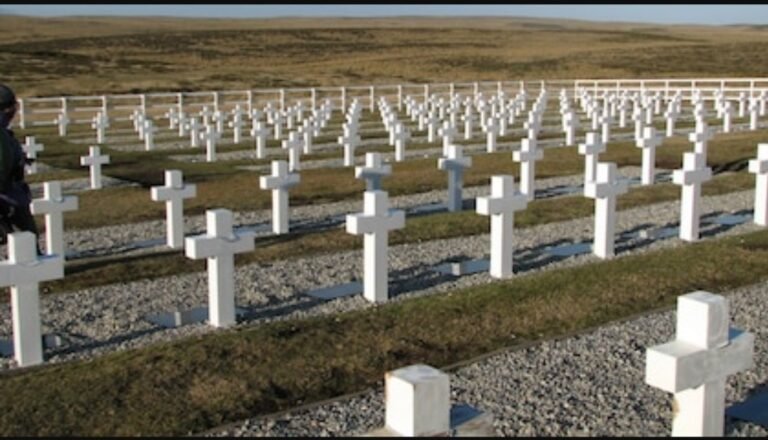 Después de cuatro años sin vuelos, 150 familiares de caídos en Malvinas viajan a las islas