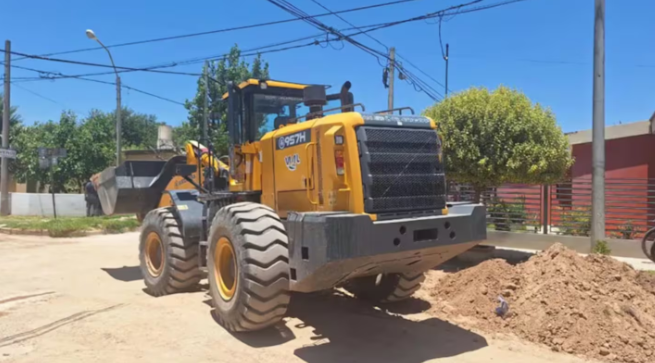 Un hombre dio marcha atrás con una pala mecánica y atropelló a un compañero