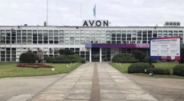 Avon cerró una de sus sedes en San Fernando y despidió a 293 empleados