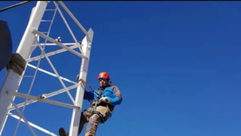 Pelea por su vida un operario que cayó de una antena de telefonía de 20 metros