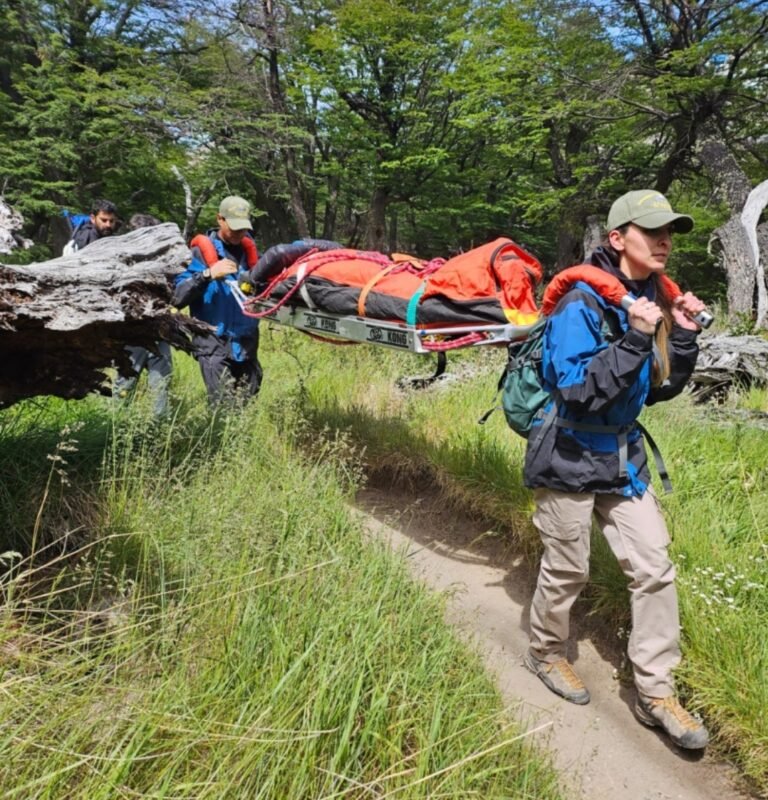 Rescatan a una turista que se lesionó mientras realizaba trekking en el Parque Nacional Los Glaciares