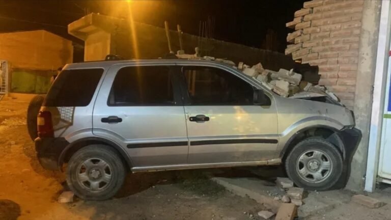 Borrachos y desnudos, chocaron contra el paredón de una casa