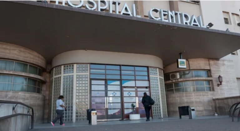 Una mujer fue atacada a golpes por su marido y se salvó porque fingió su muerte