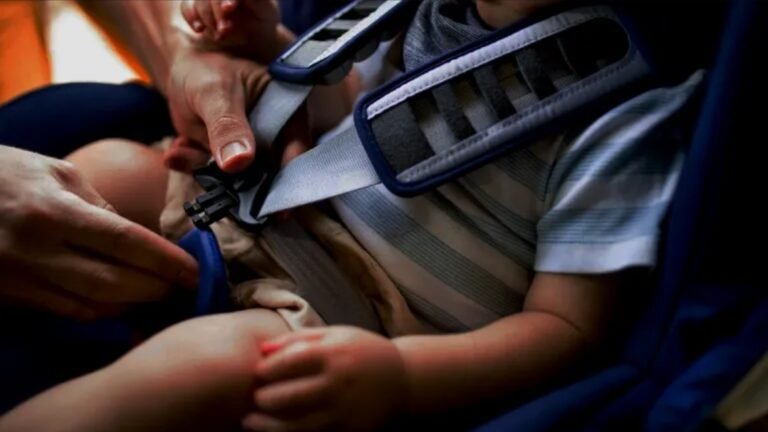 Dejaron a su bebé de seis meses encerrado en una camioneta y se fueron a una bailanta