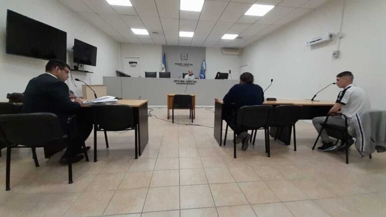 Seguirá en prisión hasta febrero, acusado de robar a menores en la parada de colectivo