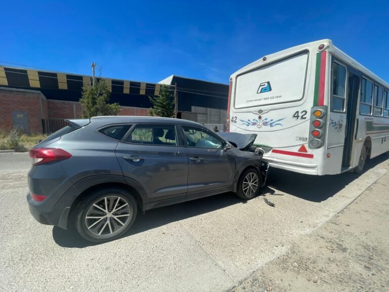 Perdió el control de su vehículo y chocó contra un colectivo