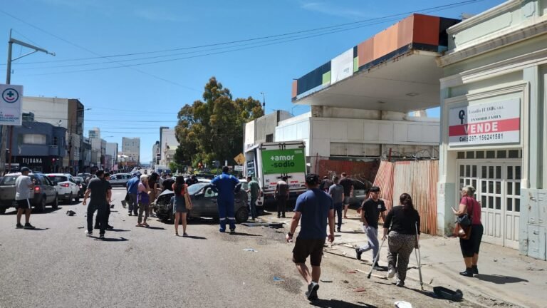 Un camión se habría quedado sin frenos y chocó 6 vehículos
