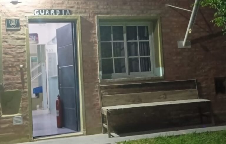 Un hombre fue apuñalado y se refugió en el cuartel de bomberos de Dolavon