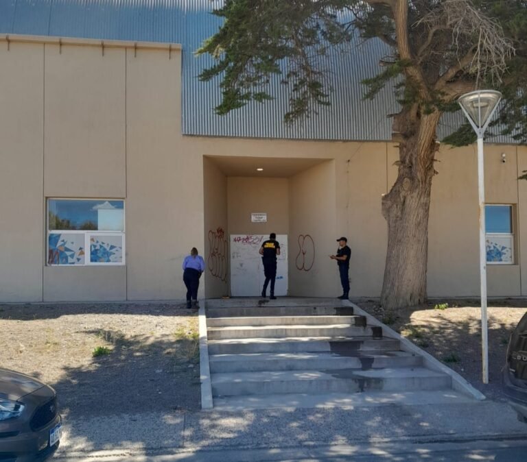 Detienen a un hombre que prendió fuego la puerta del CIP