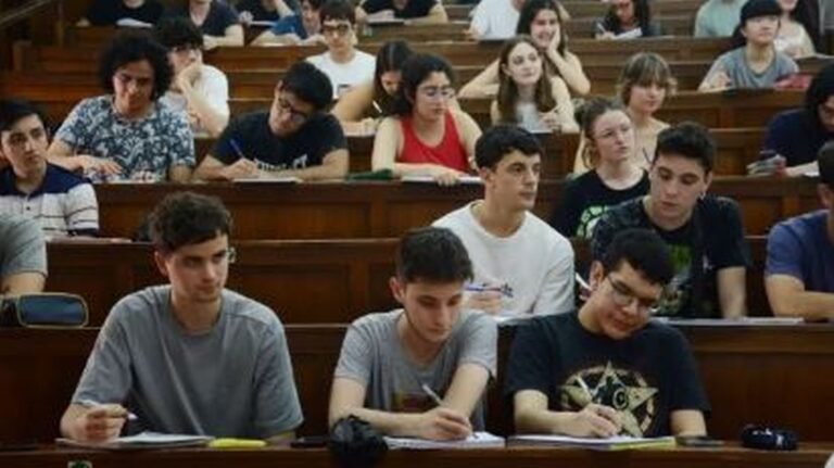 El Gobierno anunció que se cobrará la salud y la educación universitaria a los extranjeros