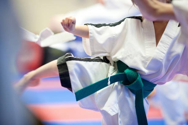 Padres de alumnos de Taekwondo venden una rifa para comprar equipamiento