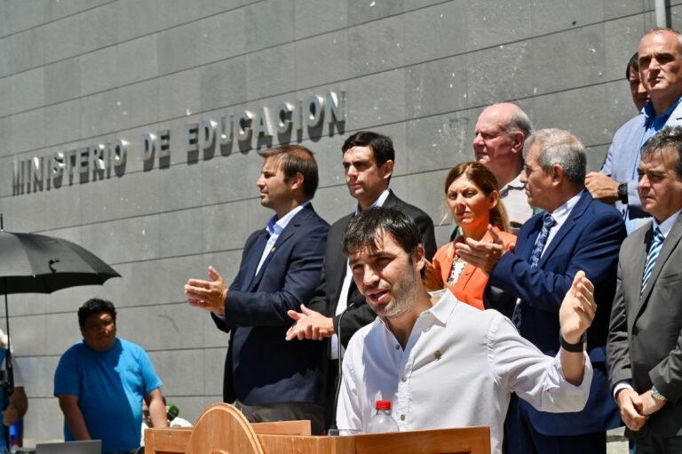 Torres: “En solo un año los chubutenses pasamos a ser un modelo de superación y transparencia”