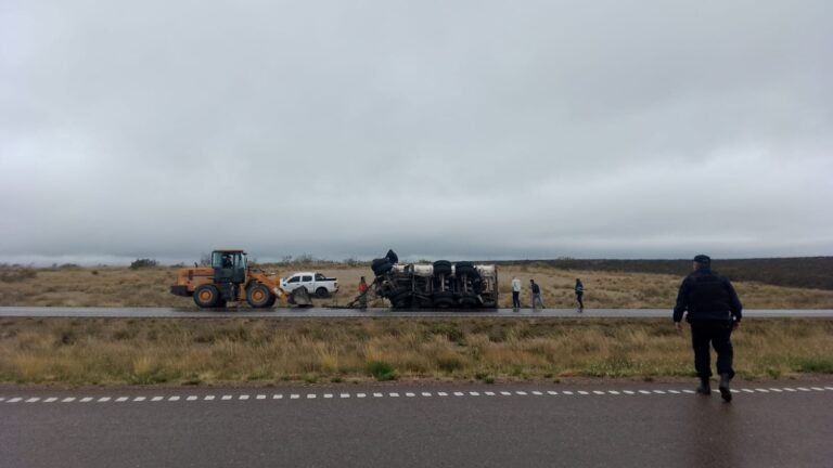 Se le desprendió la carga del camión en el ingreso a Puerto Madryn