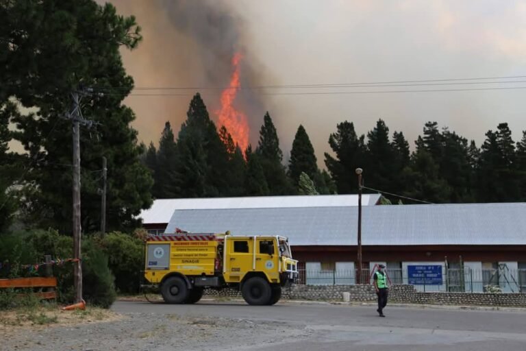 Juntan donaciones para los combatientes en Epuyén 