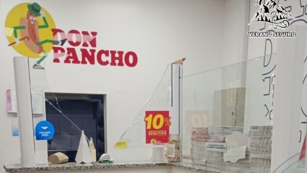 Rompió el vidrio de un local porque no le vendieron un pancho