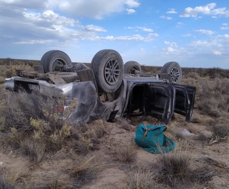 Despistó y volcó en Ruta 25: dos mujeres resultaron heridas