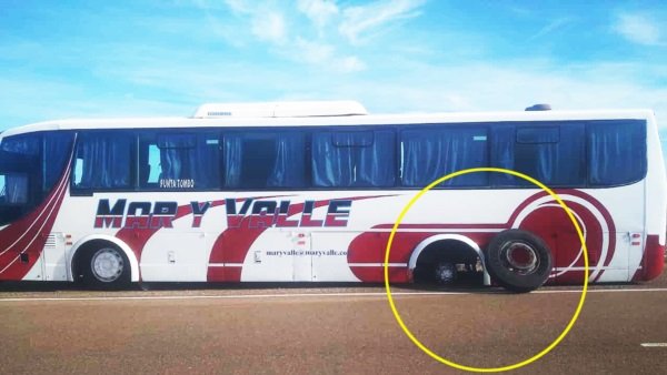 Un micro se quedó sin ruedas en plena ruta de Chubut