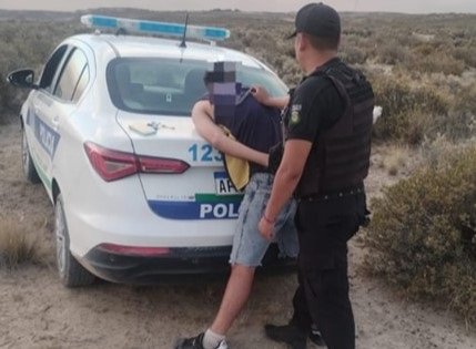 Robaron una moto, la llevaban arrastrando y la policía los vio