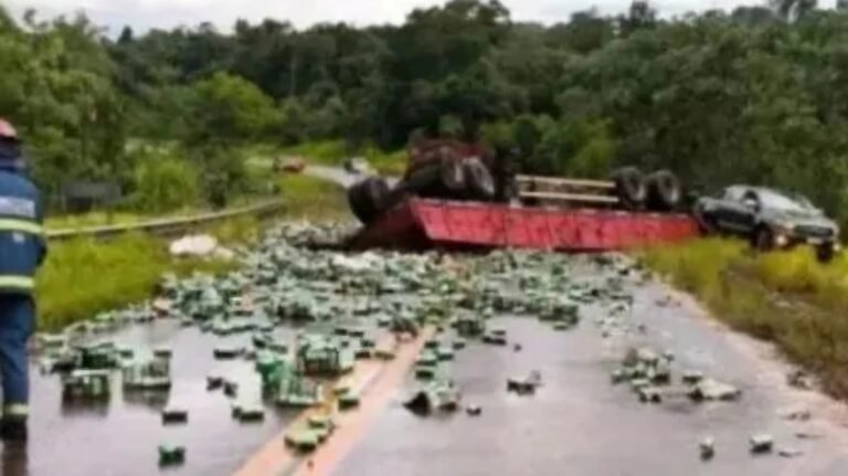 Un camión lleno de latas de cerveza volcó y los vecinos lo saquearon