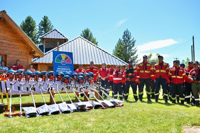 Entregan equipamiento a brigadistas para reforzar las tareas de prevención de incendios en la Cordillera