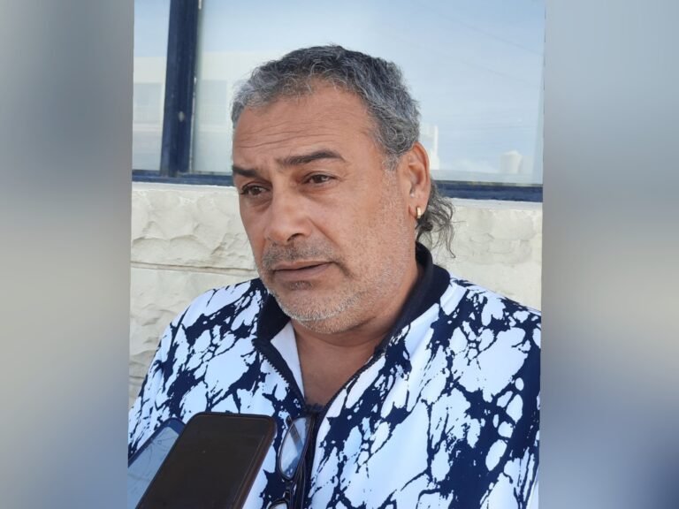 “Hace 15 días que espero ver a mi hijo y no me puedo ni comunicar”