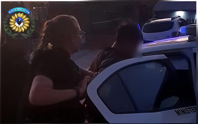 Le pegó a una mujer para robarle el auto y el marido lo atrapó