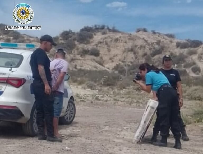 Lo atraparon caminando con un televisor robado