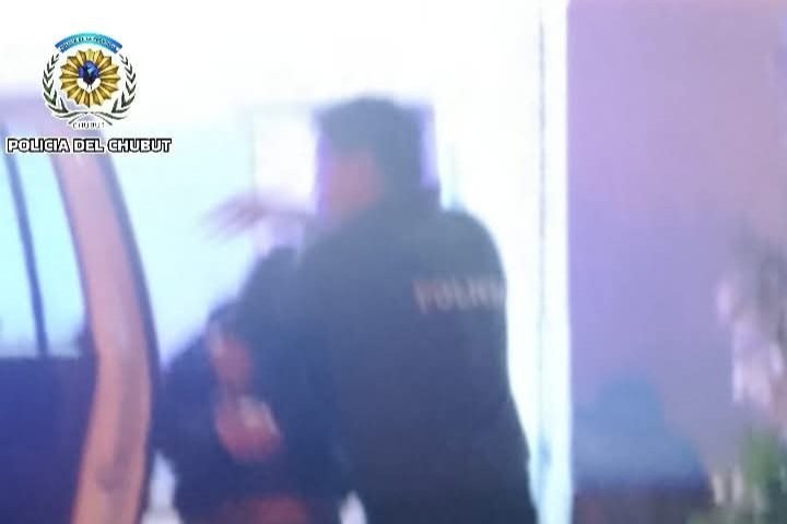 Le pidió el celular prestado a un hombre para hacer una llamada y se lo robó