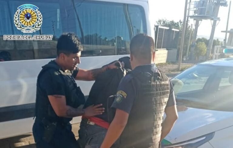 Vio a un ladrón en su patio, salió a correrlo y lo entregó a la policía