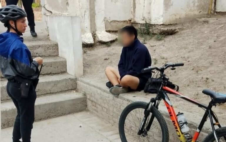 Era buscado por la policía y lo encontraron durmiendo en la calle