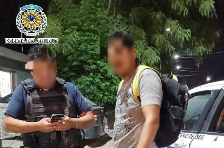 Una pareja golpeó brutalmente a un hombre para robarle el celular 