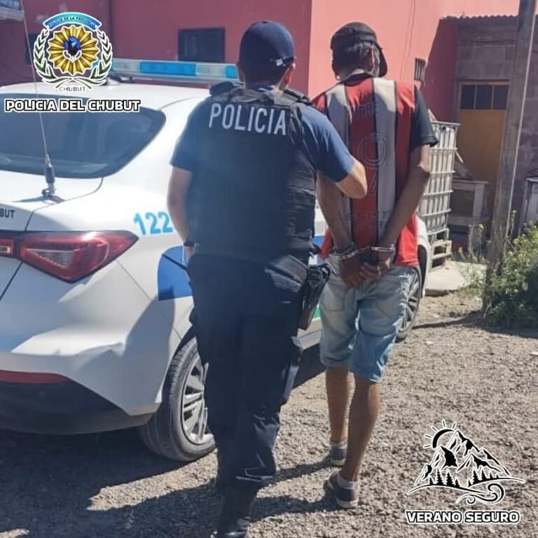 Andaba tanteando puertas y ventanas de distintas casas en Rada Tilly