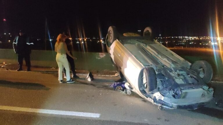 Manejaba borracha, perdió el control del auto y volcó en la Avenida Hipólito Yrigoyen