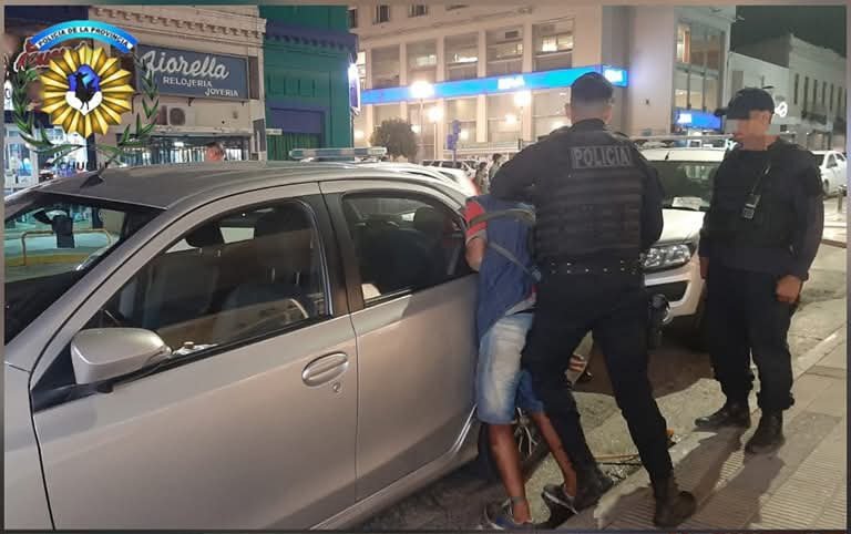 Atrapó y golpeó a un ladrón que había roto el vidrio de un auto en pleno Centro