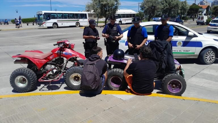 Conducían cuatriciclos a alta velocidad, cruzando semáforos en rojo y sin documentación