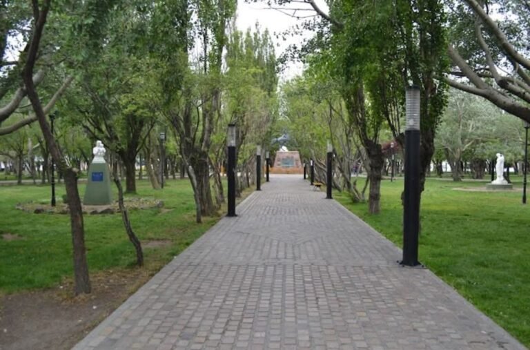 Niño en terapia intensiva tras sufrir descarga eléctrica en una plaza