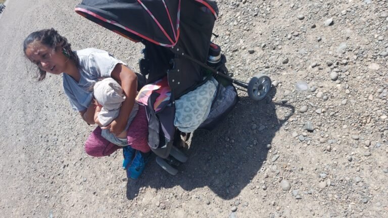 Mujer y su bebé fueron auxiliados en Ruta 26 tras perder sus pertenencias y hacer dedo