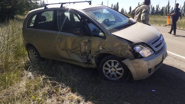 Fuerte choque entre un auto y una máquina cargadora en Ruta 26