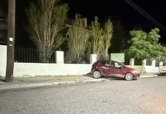 Chocó un auto estacionado en pleno Centro y se dio a la fuga