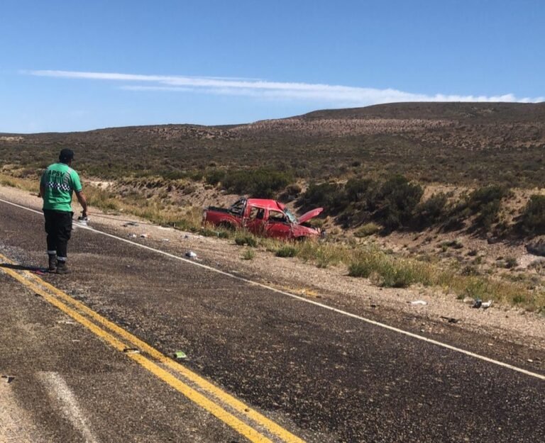 Una mujer sufrió fracturas al volcar una camioneta