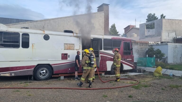 Incendio en un colectivo por dejar brasas en un tacho
