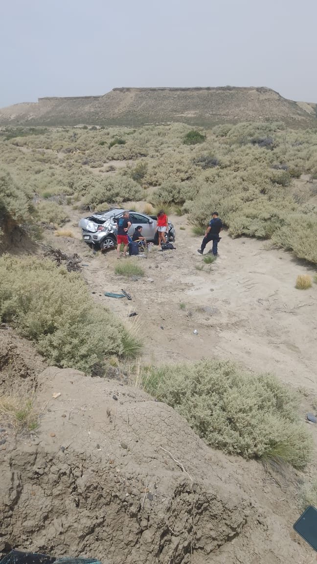 Vehículo destrozado tras volcar y caer a un zanjón