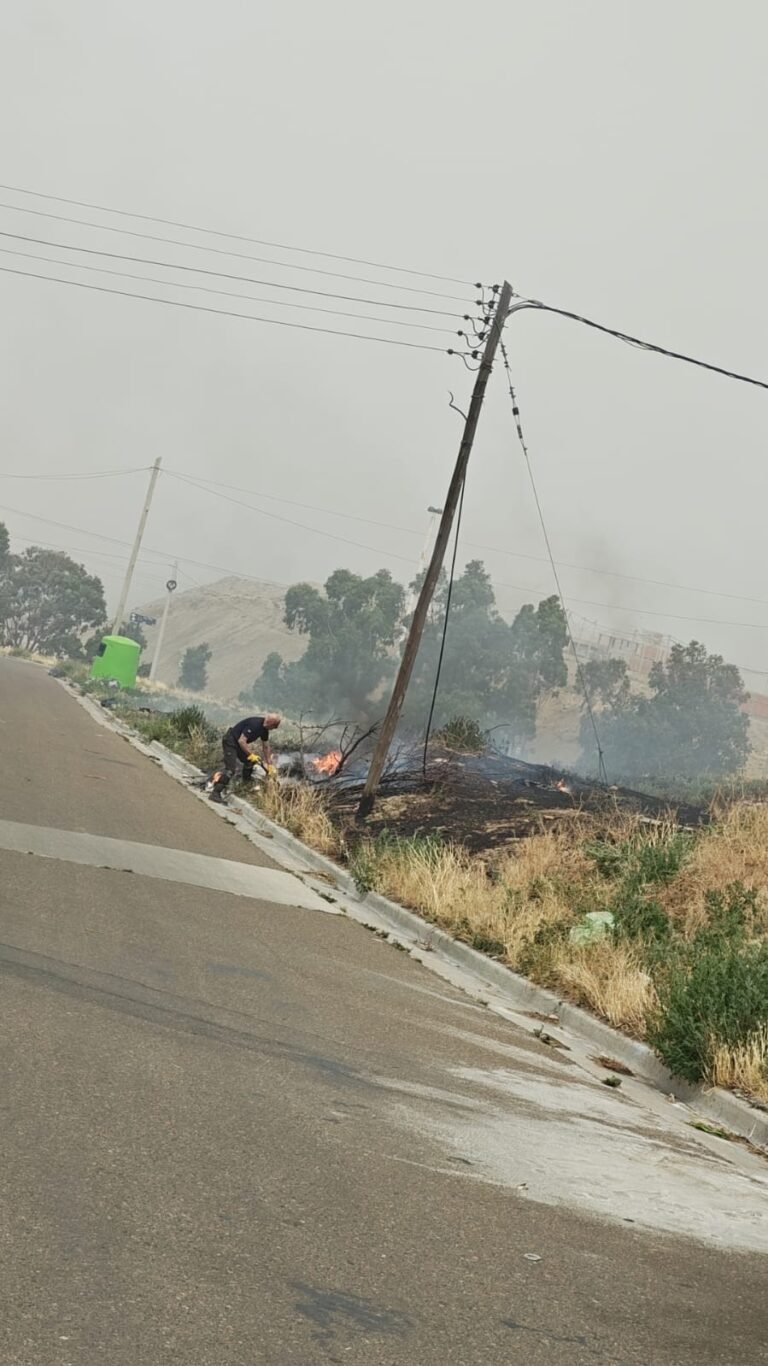En un lapso de minutos bomberos sofocaron dos incendios de pastizales en km.3