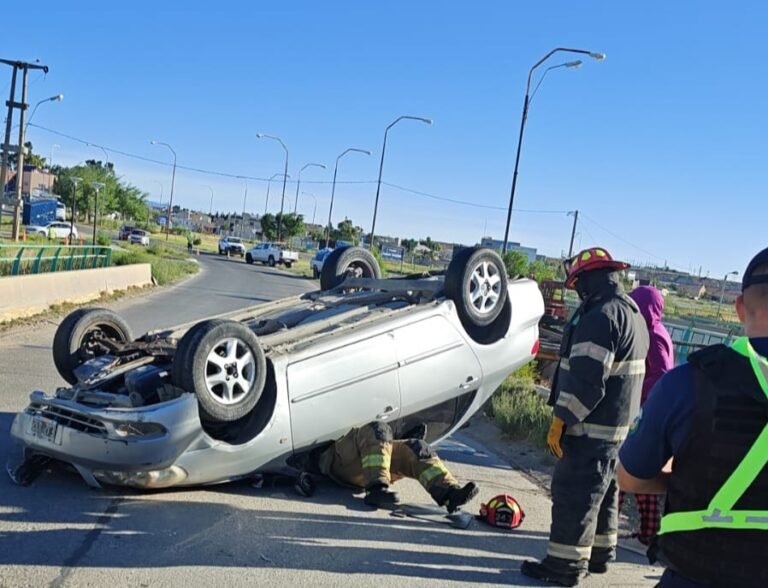 Perdió el control del auto, impactó contra la banquina y volcó