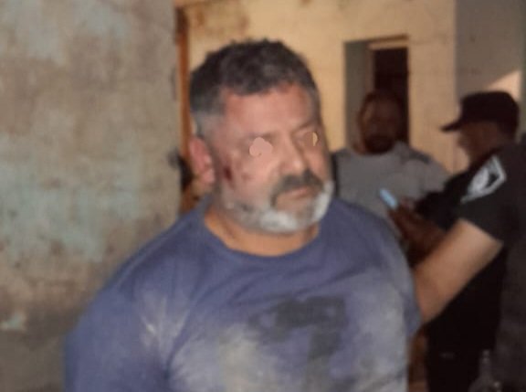 Entró a una casa y amenazó a una familia con un arma de fuego