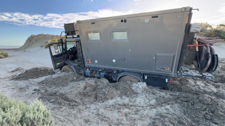 Buscan rescatar a turistas alemanes que viajaban en un motorhome y quedaron encajados