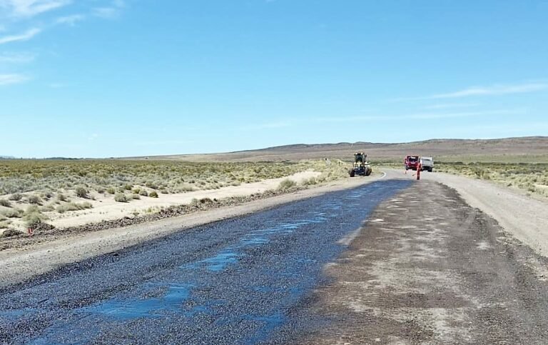 Realizan trabajos de bacheo y reacondicionamiento de banquinas en la RN 26