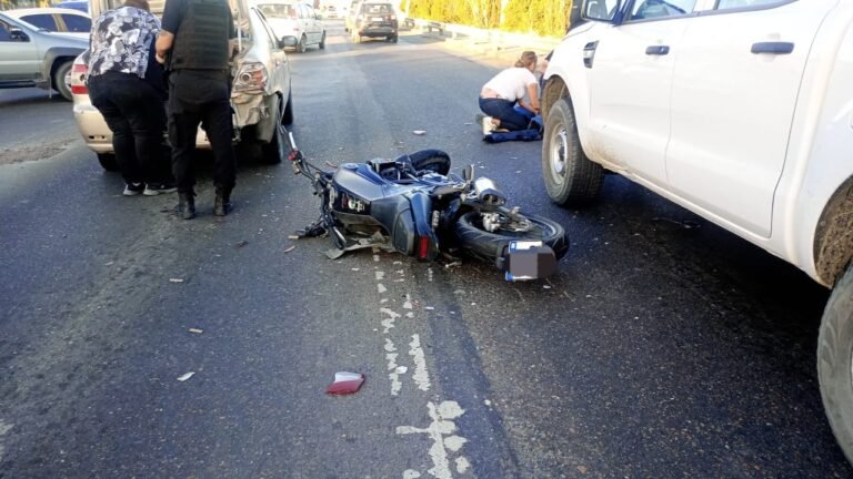Un motociclista resutó herido y fue trasladado al hospital tras chocar con un auto